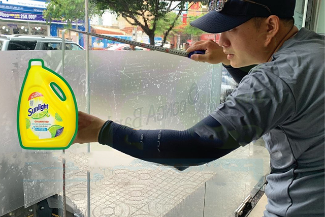 Gỡ decal dán kính bằng nước rửa chén