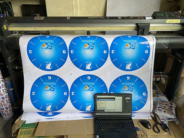 Khi in decal thường gặp các lỗi như: lem màu, decal bị cong hoặc nhòe chữ