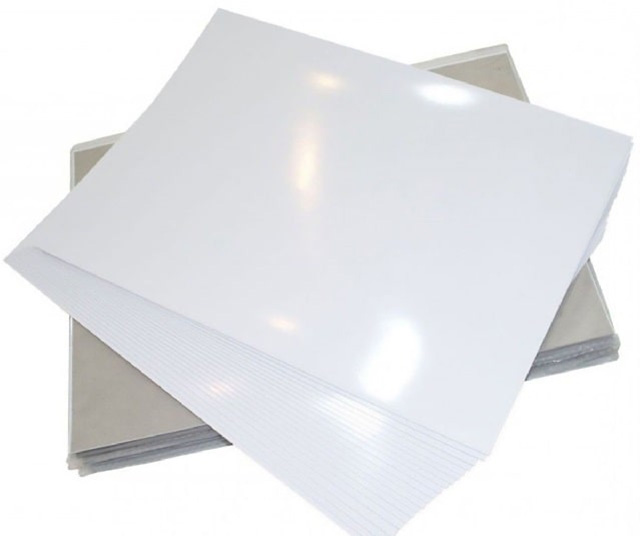 Giấy decal bóng có bề mặt láng mịn và sáng bóng