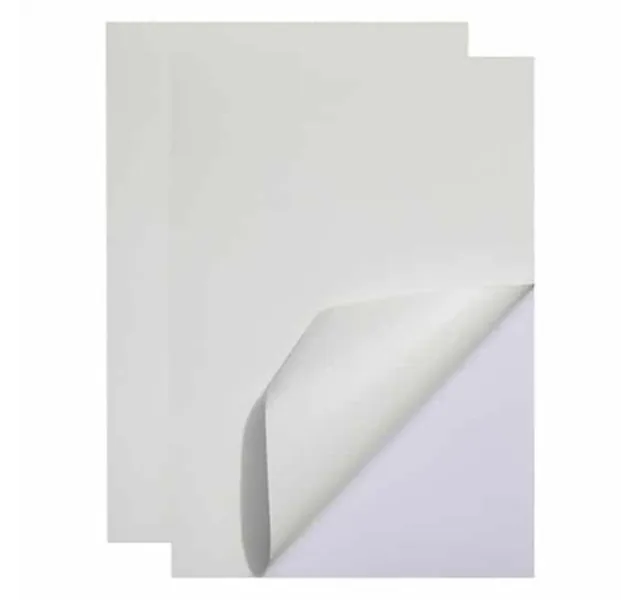 Giấy decal A4 trắng có bề mặt trắng sáng, màng chống dính ở phía sau