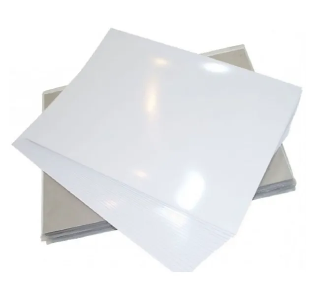 Giấy decal A4 đế trắng với một mặt in bóng mịn màu trắng và mặt sau là lớp keo dán