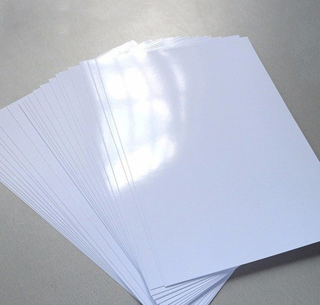 Giấy decal bóng được ưa chuộng nhờ sở hữu nhiều ưu điểm nổi bật về thẩm mỹ và chất lượng in ấn