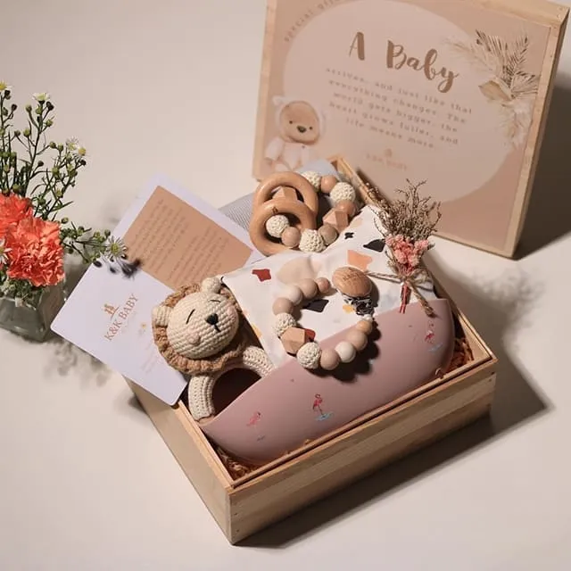 Gửi quà kèm phong bì mừng đầy tháng càng thể hiện sự chân thành và ý nghĩa với người nhận