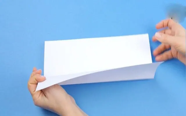 Gấp thư bỏ vào phong bì đúng chuẩn giúp bảo vệ nội dung thư
