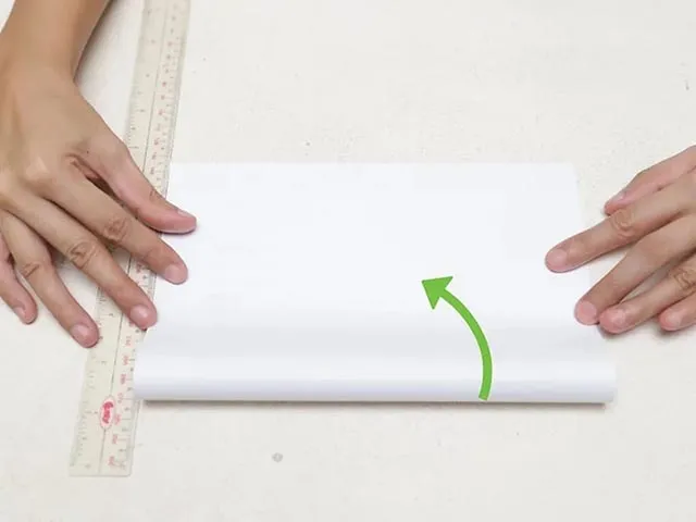 Sử dụng thước kẻ để miết các nếp gấp