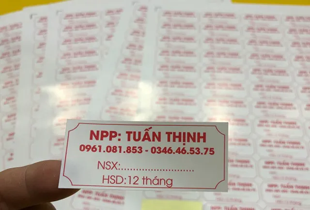 Tem dán hạn sử dụng giúp người tiêu dùng dễ dàng nhận biết ngày sản xuất và hạn sử dụng