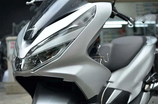 Decal bạc xước được ứng dụng để dán xe máy