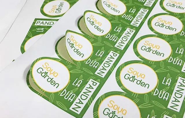 Decal nhựa đục được sản xuất từ chất liệu nhựa PVC có bề mặt màu trắng đục