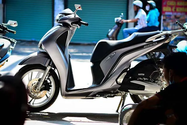 Thi công decal bạc dán xe
