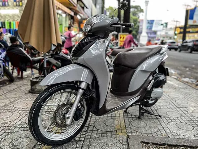 Decal xám được dùng để dán xe máy
