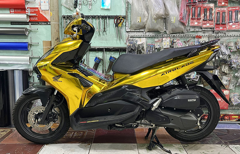 Decal vàng gold được ứng dụng để dán trang trí xe máy