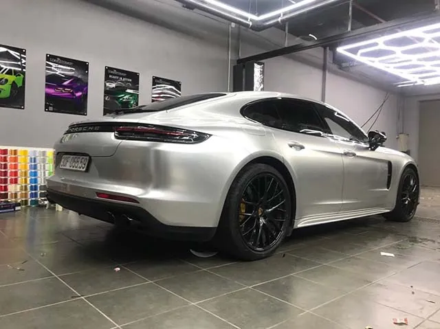 Nếu không có kinh nghiệm, nên đưa xe ra tiệm để được kỹ thuật viên dán decal bạc